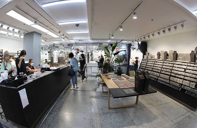 대도쥬얼리상가의 쥬얼리매장 #72W은 백화점 못지않은 규모와 디스플레이를 선보여 매장을 찾는 사람들의 시선을 사로 잡는다. /이진한기자