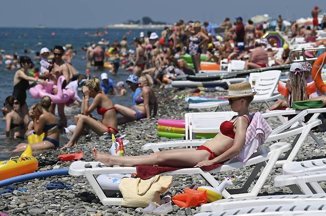 러시아 소치의 흑해 휴양지에서 여행객들이 해변을 즐기고 있다/사진=[소치=AP/뉴시스]