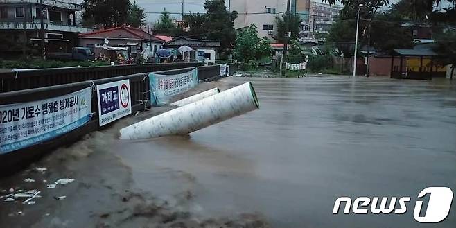 대전지역에 호우경보가 발효된 30일 오전 대전 대동천이 폭우로 범람했다. (독자 제공) 2020.7.30/뉴스1 © News1 김기태 기자