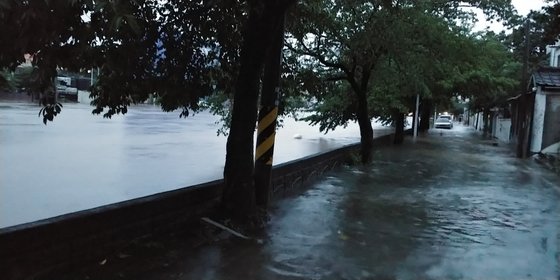 30일 대전 대동천 인근에 폭우가 내려 빗물에 잠겨 있다. 독자제공=연합뉴스