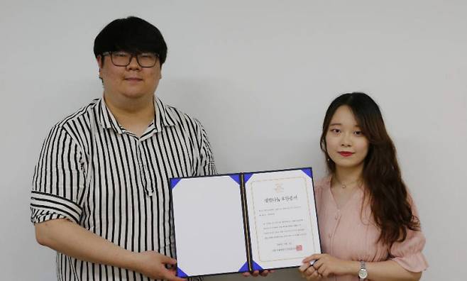 고인의 친구인 송연창씨(왼쪽)와 강수빈씨가 지난 8일 서울 서대문구 사랑의장기기증운동본부에서 조의금 70만원을 기부하고 있다. 송연창씨 제공