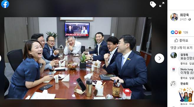 최강욱 열린민주당 대표가 페이스북에 처럼회 모임 사진을 올려 공유한 모습 | 최강욱 페이스북 캡처