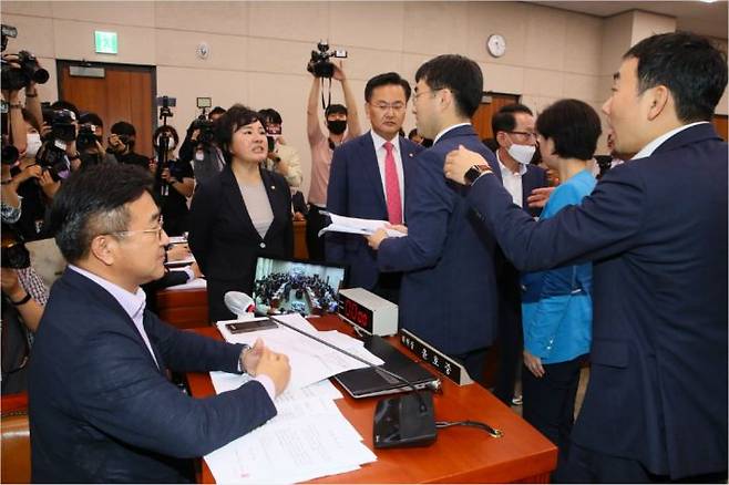 주택임대차보호법 개정안 등 부동산 관련 법안 심의가 진행된 29일 국회 법제사법위원회 전체회의에서 미래통합당 조수진 의원이 윤호중 법사위원장에게 항의하자 더불어민주당 김용민, 김남국 의원이 조 의원에게 항의하고 있다. (사진=연합뉴스)