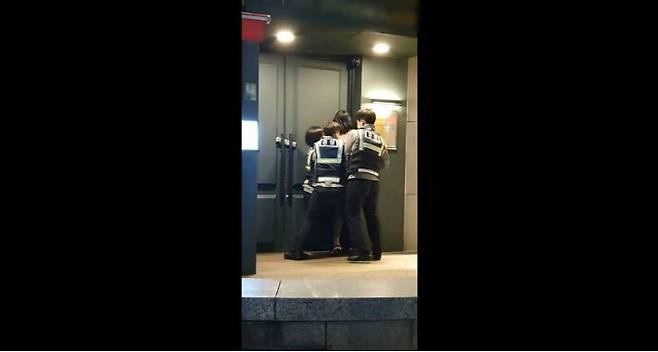 여성 경찰들이 피의자를 제압하자 남성 경찰이 수갑을 채우고 있다. (사진=유튜브 캡처)