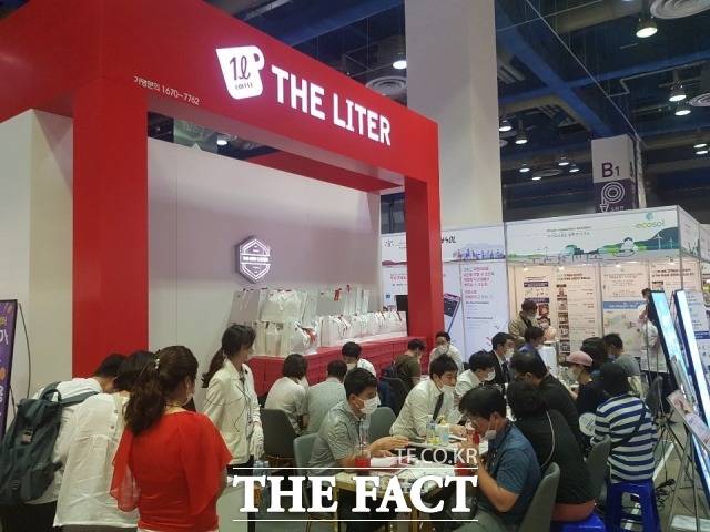 프랜차이즈 창업박람회에 참가한 커피전문점 더리터가 창업 초기비용에 대한 파격적인 조건을 제시하면서 상담 부스에 예비창업자들의 발길이 붐비고 있다. /조탁만 기자
