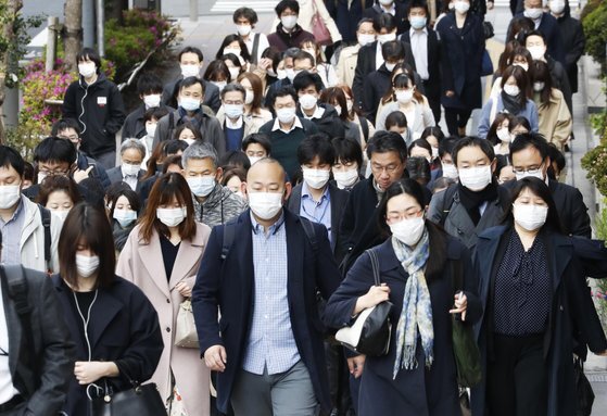 신종 코로나바이러스 감염증(코로나19) 긴급사태가 일본 전국으로 확대된 지난 4월17일 오전 일본 도쿄도 주오구에서 마스크를 쓴 직장인들이 출근하고 있다. 연합뉴스