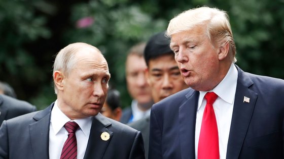 블라드미르 푸틴(왼쪽) 러시아 대통령과 도널드 트럼프 미국 대통령이 에너지 가격 안정을 위해 대화하기로 했다고 로이터 통신이 전했다.