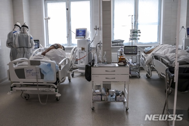 [모스크바=AP/뉴시스]  사진은 지난 5월2일 러시아 모스크바 한 병원의 중환자실에 코로나19 환자가 누워있는 모습. 2020.07.31