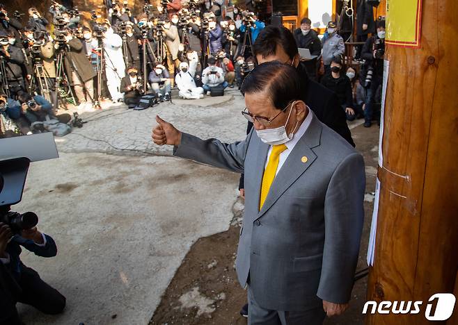 이만희 신천지예수교 증거장막성전(신천지) 총회장이 2일 오후 경기도 가평군 신천지 연수원 '평화의 궁전'에서 기자회견을 마친후 엄지 손가락을 들며 퇴장하고 있다. 이 총회장은 지난 2월 29일 코로나19 진단 검사에 응했고 2일 음성판정을 받았다고 밝혔다. 2020.3.2/뉴스1 © News1 허경 기자