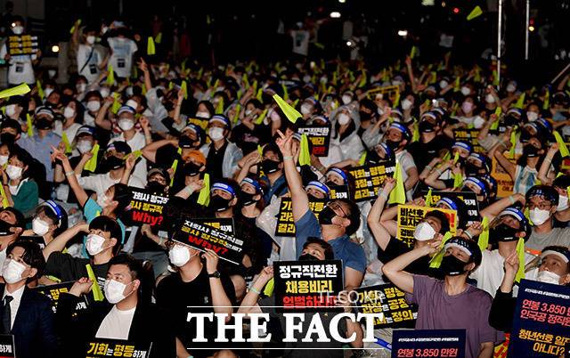 인천국제공항공사노동조합과 취업준비생 등 청년들이 1일 오후 서울 중구 청계천로 예금보험공사 앞에서 '투명하고 공정한 정규직 전환 촉구 문화제'를 열고 종이비행기를 날리는 퍼포먼스를 펼치고 있다. /이덕인 기자