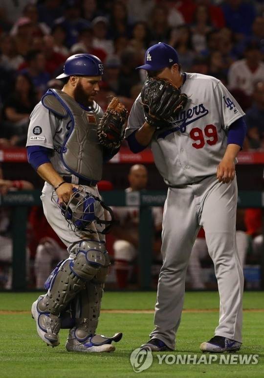 월드시리즈 경쟁팀과의 계약을 원하는 러셀 마틴(왼쪽)이 LA 다저스 시절 류현진과 이야기를 나누고 있다.