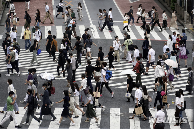 [도쿄=AP/뉴시스]지난달 31일 일본 도쿄의 한 횡단보도를 마스크를 쓴 시민들이 건너고 있다. 2020.08.01.