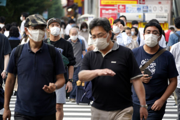 일본, 사흘 연속 코로나19 신규 확진자 최다 - 일본 도쿄 아키하바라 지역에서 마스크를 쓴 시민들이 31일 횡단보도를 건너고 있다. 2020.7.31 EPA 연합뉴스