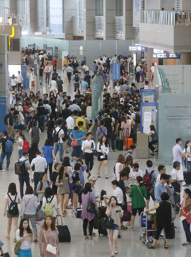 휴가철 북적였던 공항. 2014년 인천공항 서명곤 기자