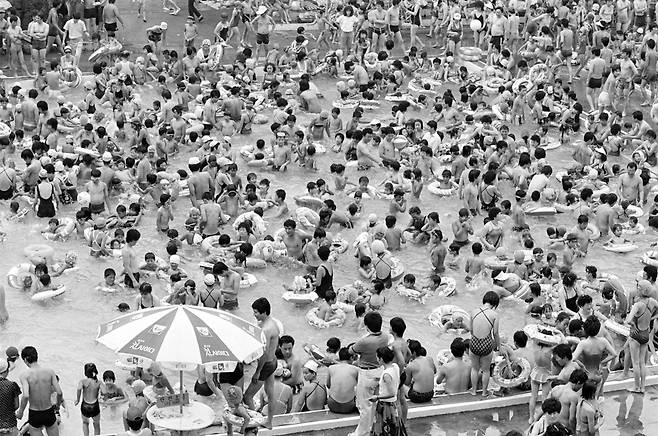 타워호텔 수영장 북적북적. 1986년 장충동 타워호텔 연합뉴스 자료사진