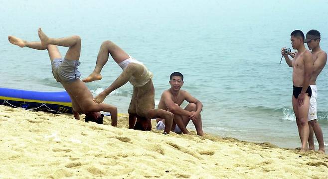 백사장에서 물구나무서기. 2003년 강원 강릉 경포해수욕장 유형재 기자