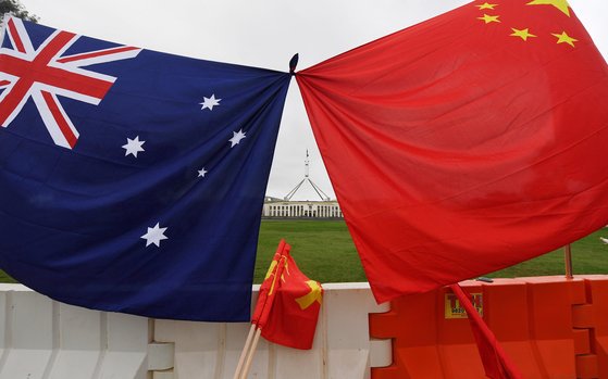 호주 국기(왼쪽)과 중국 오성홍기. [EPA=연합]