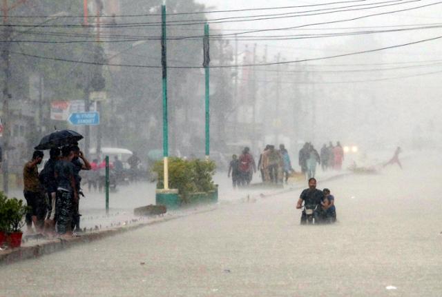 지난달 27일 폭우가 내리고 있는 파키스탄 카라치에서 시민들이 침수된 도로를 이동하고 있다. 카라치=EPA 연합뉴스