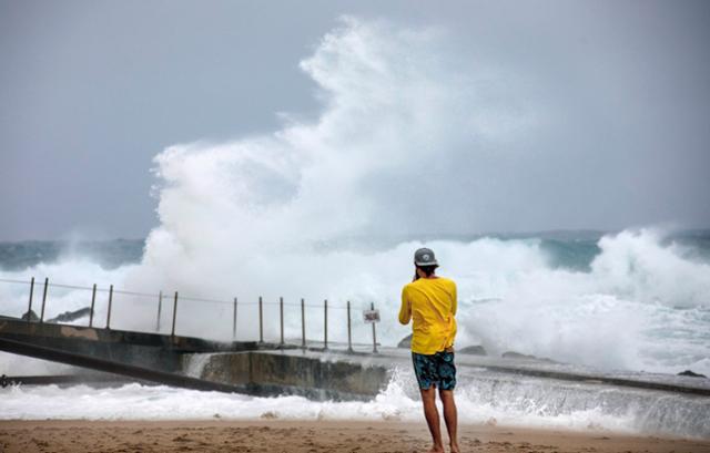 미국 플로리다주 팜비치쇼어스에서 2일 한 시민이 열대성 폭풍 이사이아스의 영향으로 이는 거센 파도를 바라보고 있다. 플로리다=더 팜비치 포스트, AP 연합뉴스