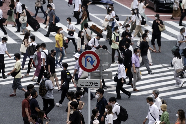 (도쿄 AP=연합뉴스) 일본 도쿄 시민들이 신종 코로나바이러스 감염증(코로나19) 예방 마스크를 쓴 채 번화가인 시부야의 횡단보도를 건너고 있다.