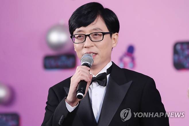 인사말 하는 유재석 (서울=연합뉴스) 진연수 기자 = 방송인 유재석이 21일 오후 서울 영등포구 KBS 본관에서 열린 2019 KBS 연예대상 레드카펫 행사에서 인사말을 하고 있다. 2019.12.21 jin90@yna.co.kr