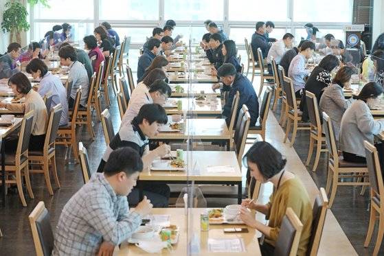 경기도 수원시청 구내식당에서 직원들이 신종 코로나바이러스 감염증(코로나19)을 예방하기 위해 칸막이 사이로 점심을 먹고 있다. 뉴스1