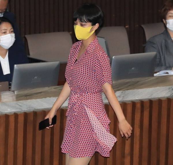 정의당 류호정 의원이 4일 오후 서울 여의도 국회에서 열린 본회의에서 잠시 퇴장하고 있다. 사진=연합뉴스