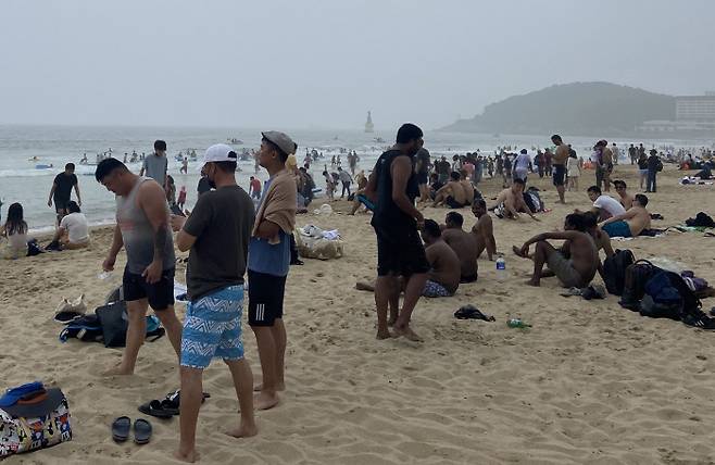 지난 3일 부산 해운대해수욕장에 많은 인파가 몰렸으나 거리 두기와 마스크 착용이 제대로 지켜지지 않고 있다. 부산시 제공