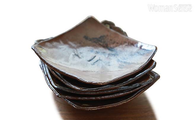 생선과 생선무늬뼈가 볼록하게 솟아 있는 2000년대 초 이천수 작가의 그릇, 식사할 때 앞 접시 대용으로 사용하는데 우묵해서 국물 음식도 덜어 먹기 좋고 어느 그릇과도 잘 어울린다.