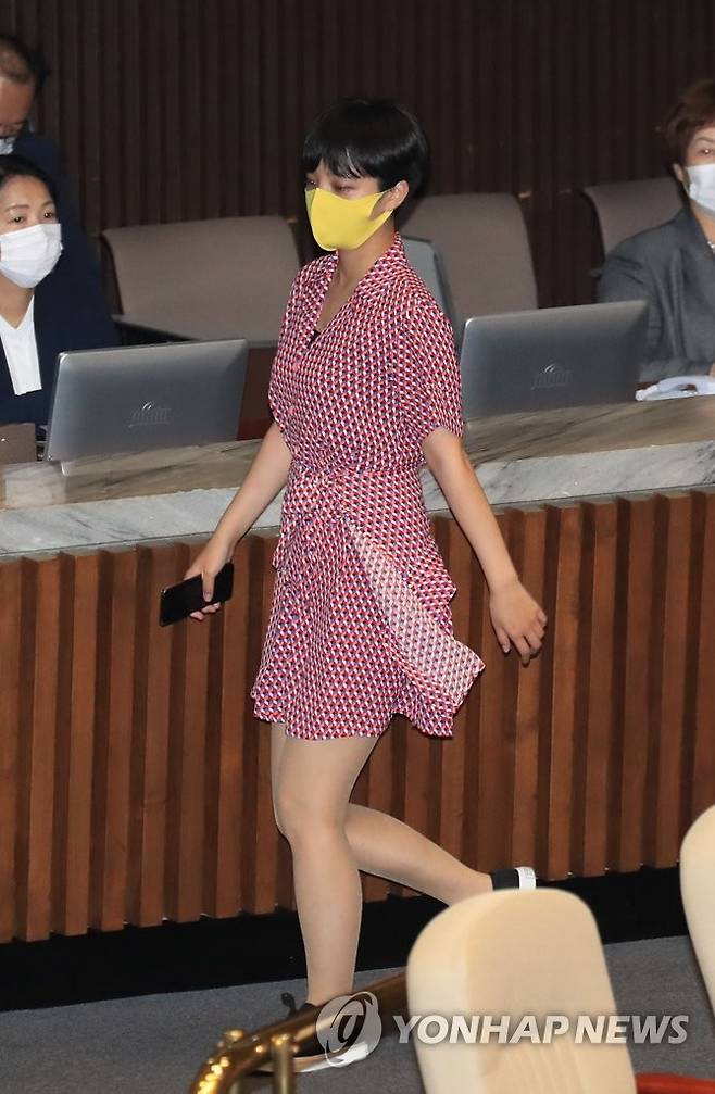 퇴장하는 류호정 의원 (서울=연합뉴스) 한종찬 기자 = 정의당 류호정 의원이 4일 오후 서울 여의도 국회에서 열린 본회의에서 잠시 퇴장하고 있다. 2020.8.4 saba@yna.co.kr