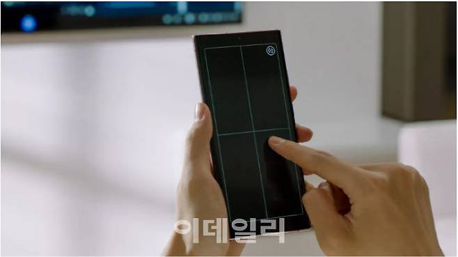 무선 덱스 기능을 이용해 갤럭시노트20을 TV와 연결하면 TV화면을 듀얼 스크린처럼 사용할 수 있다. (사진= 삼성전자)