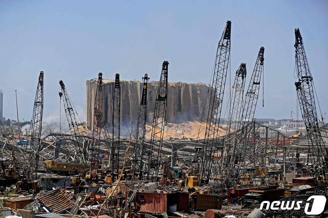 5일(현지시간) 레바논 수도 베이루트 항구 창고에 보관돼 있던 인화성 물질 질산암모늄의 두차례 대폭발로 폐허가 된 항구 주변의 모습이 보인다. © AFP=뉴스1 © News1 우동명 기자