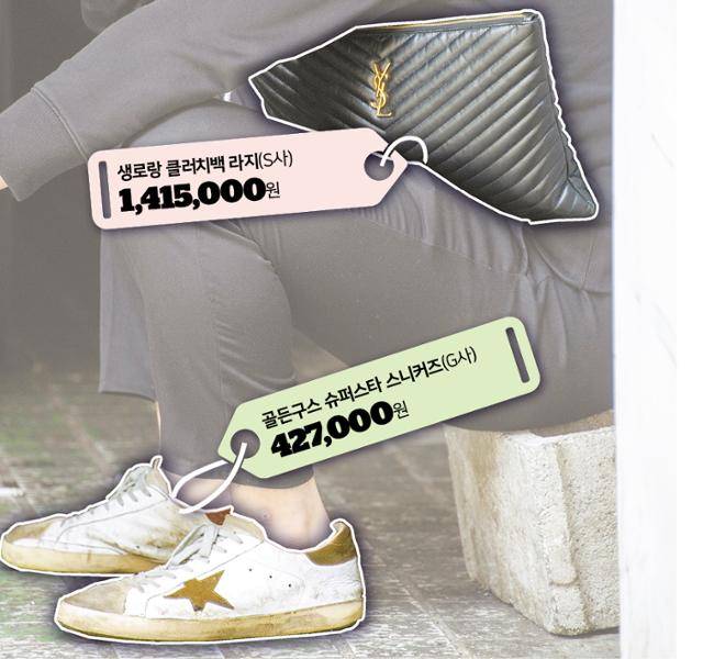 140만원대 '생로랑' 클러치백을 끼고 40만원대 '골든구스' 운동화를 신은 한 청소년이 지난달 30일 인천에서 친구들과 시간을 보내고 있다. SNS에 올린 사진 한 장으로 자신의 정체성을 증명하려는 10대들 사이에서 명품이 계급장처럼 통하고 있다.
