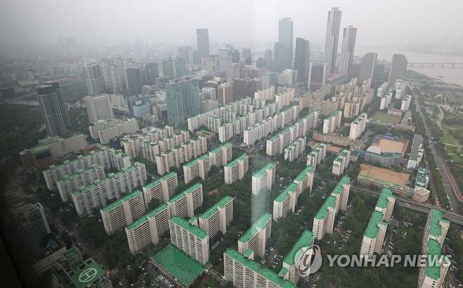 8월 5일 서울 63아트에서 바라본 여의도 일대 구축 아파트 모습.[연합뉴스 자료사진]