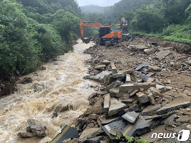 지난 2일 폭우로 도로가 유실된 충북 충주시 산척면 영덕리 도로. /뉴스1 © News1 윤원진 기자