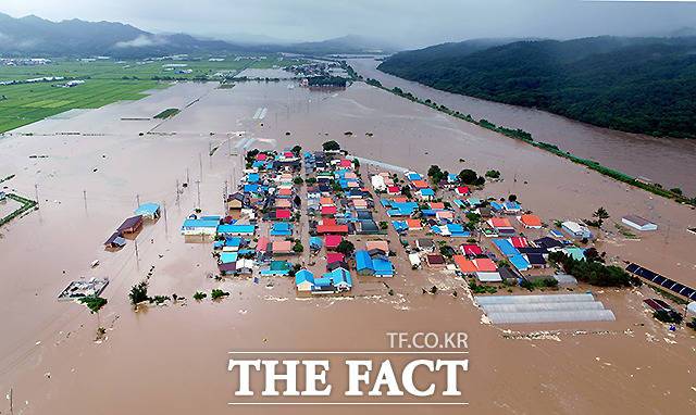 철원군 장흥 누적 강수량이 670mm를 기록하는등 집중호우가 내린 5일 강원 철원군 동송읍 이길리 일대가 물에 잠겨 있다. (사진=강원도민일보 제공) /뉴시스