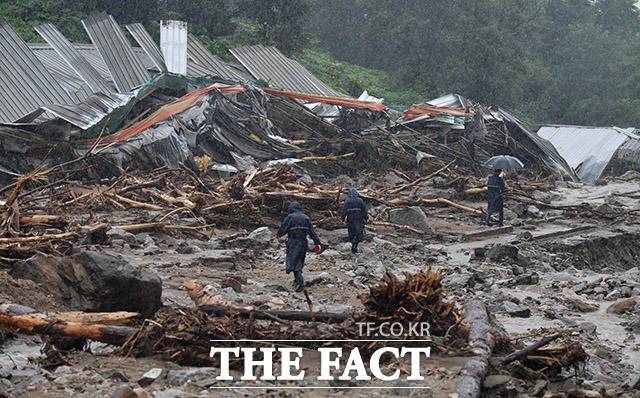 3일 오후 경기 안성시 일죽면의 한 양계장이 산사태로 처참한 모습을 보이고 있다. /안성=이덕인 기자