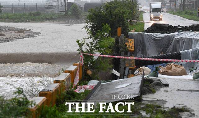 3일 오전 충북 충주시 산척면 영덕천 인근 도로가 유실돼 있다. /충주=남용희 기자