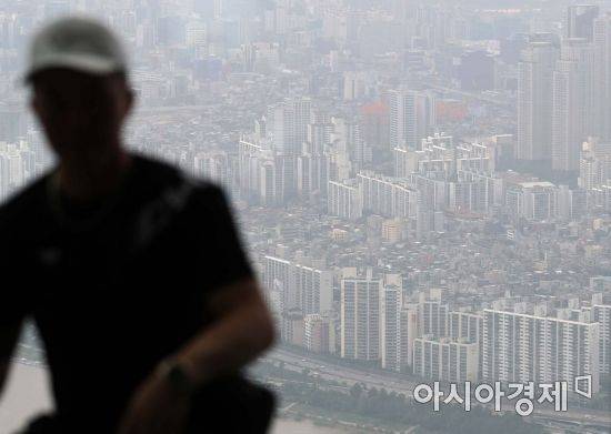 정부가 부동산 시장 안정화를 위한 공급 확대의 일환으로 공공 재건축 제도를 도입하고, 서울 재건축 아파트 용적률 및 층고제한을 대폭 완화한다. 서울 노원구의 태릉골프장 부지 등 택지 발굴도 병행해 총 13만2000가구의 신규 공급도 추진한다. 사진은 4일 서울 송파구 롯데월드타워에서 바라본 도심 모습. /문호남 기자 munonam@