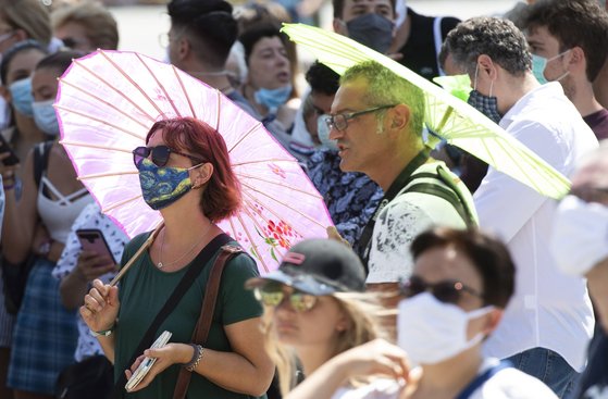 지난 2일 바티칸시티를 찾은 관광객들이 더위를 피하기 위해 양산을 들고 관광을 하고 있다. [EPA=연합뉴스]