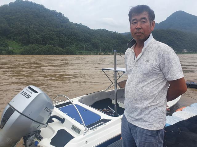 지난 6일 의암댐 실종자 곽씨를 구한 김현도(60)씨가 당시 구조에 쓰였던 모터보트 앞에 서 있다. 최은서 기자