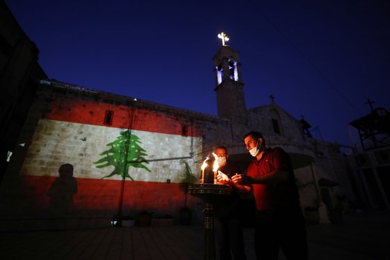 8일 밤, 베이루트에서 폭발 사망자에 조의를 표하기 위해 촛불을 켜고 있다. 로이터통신=연합뉴스