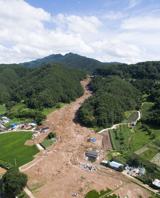 A landslide engulfed five houses in Gokseong County, South Jeolla, on Friday evening, killing five people. The photo above was taken on Sunday. [NEWS1]