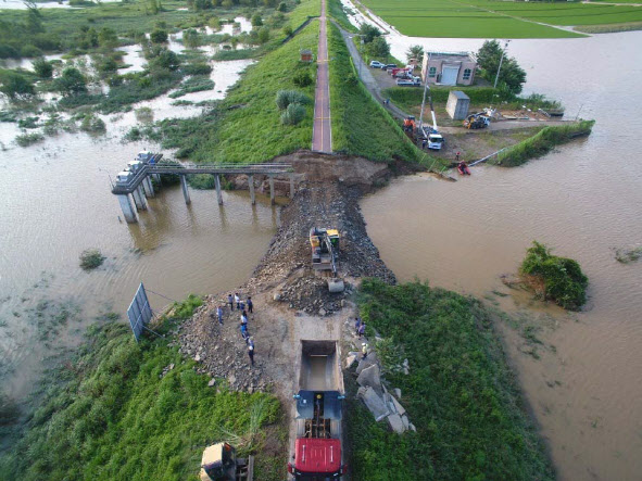10일 경남 창녕군 이방면 장천배수장 인근 낙동강 둑에서 응급 복구 작업이 시행되고 있다. 이 곳은 폭우로 전날 오전에 길이 40여ｍ가 유실됐다.(연합뉴스 제공)