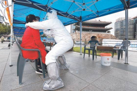 코로나19 확진자가 발생한 서울 남대문시장 상인들이 10일 임시 선별진료소에서 검사를 받고 있다. 김성룡 기자