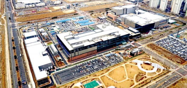 삼성바이오로직스가 인천 송도에 단일공장으로는 세계 최대 규모인 4공장을 2023년에 완공할 예정이다. 사진은 송도 1, 2, 3공장 전경. 신설될 4공장은 중앙에 보이는 3공장 뒤편에 지어질 예정이다.   한경DB