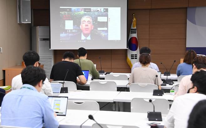 OECD가 한국경제보고서를 발표하면서 화상으로 간담회를 진행했다./사진=기획재정부