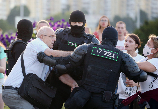10일(현지시간) 벨라루스 수도 민스크에서 대선 결과에 불복하는 시위대를 경찰이 연행하고 있다./타스연합뉴스