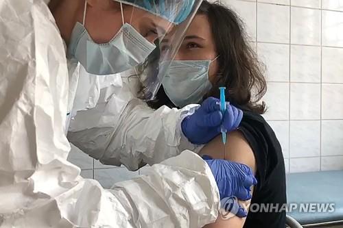 러시아가 자체 개발한 백신 1차 임상시험 접종 모습  [타스=연합뉴스 자료사진]