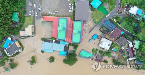 8일 오후 경남 하동군 하동읍 두곡리 두곡마을 일대가 전날부터 내린 폭우로 물에 잠겨 있다. [이미지출처=연합뉴스]